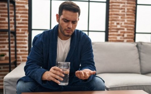 Run vô căn: Dùng clonazepam giảm run tay có gặp tác dụng phụ không?