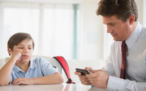 Muốn con trẻ 'cai' điện thoại, cha mẹ cần làm gương