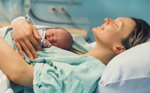 7 vấn đề sức khỏe phụ nữ thường đối mặt sau khi sinh