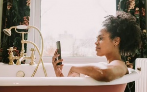 Mối nguy từ thói quen dùng điện thoại trong phòng tắm