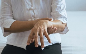 Phải làm sao khi bị run tay thường xuyên sau phẫu thuật não?