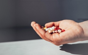 Phải làm gì khi một số loại thuốc Tây bạn dùng gây run tay?