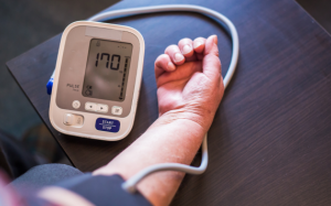 Yếu tố nguy cơ làm tăng huyết áp và cách cải thiện từ thảo dược