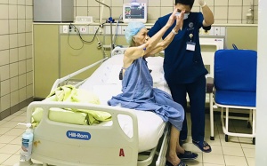 Hồi sinh sự sống cho cụ bà 92 tuổi bị u đại trực tràng, suy kiệt nặng
