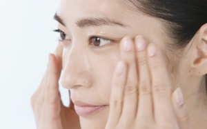 Sai lầm nên tránh khi sử dụng kem mắt