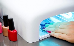 Tia UV từ máy hơ gel sơn móng tay có an toàn?