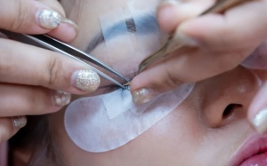 Cảnh báo nguy cơ tiềm ẩn khi nối mi