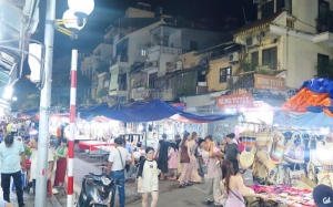 Nhộn nhịp chợ đêm phố cổ Hà Nội