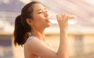 5 mẹo giải nhiệt cho người lười uống nước