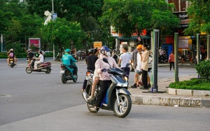 Bắc Bộ và Trung Bộ tiếp diễn nắng nóng, Nam Bộ mưa dông