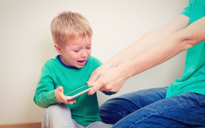 “Bảo mẫu công nghệ” tạo nên những đứa trẻ tức giận mất kiểm soát