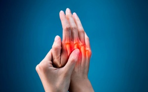 Viêm khớp vảy nến ảnh hưởng tới bàn tay ra sao?