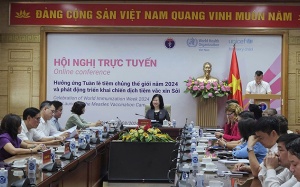 Đưa con đi tiêm chủng là trách nhiệm của cha mẹ