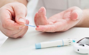 Đái tháo đường: Đường huyết 8,3mmol/L, HbA1c 9,2% làm sao ngừa biến chứng?