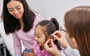 Làm thế nào để ngăn ngừa tình trạng mất thính lực ở trẻ em?