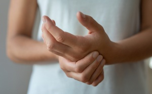 Run tay không rõ nguyên nhân: Dùng TPBVSK Vương Lão Kiện cùng thuốc Tây được không?