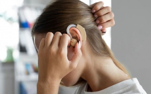Bị nghe kém dùng máy trợ thính cần lưu ý gì?