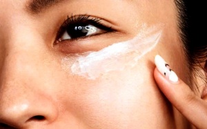 Mẹo chăm sóc vùng da quanh mắt