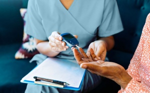 Đái tháo đường: Đường huyết 7,5 mmol/L, HbA1c 6,7% nên điều trị thế nào?