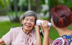 Dấu hiệu lãng tai ở người cao tuổi