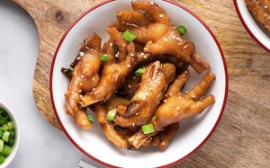 Người bị run tay có nên ăn chân gà không?