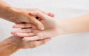 Bấm huyệt trị run tay nên thực hiện thế nào?