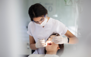 Làm sao để cải thiện tình trạng ê buốt răng do tụt lợi?