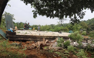 Kịp thời cứu chữa cho nạn nhân bị sạt lở đất ở Hà Giang