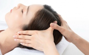 Massage đầu hàng tuần giúp cải thiện sức khỏe não bộ