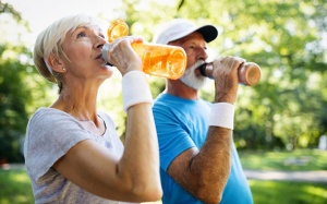 Nguy cơ suy thận vì thói quen uống nước sai cách