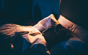 Vì sao bóng đêm làm tăng các triệu chứng trầm cảm?