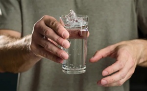 Người cao tuổi bị run tay mỗi khi cầm đồ vật là bệnh gì?