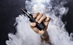 Thói quen hút thuốc lá điện tử có thể gây hại cho làn da