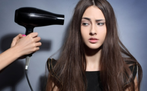 Tóc bị hư tổn do sấy sai cách