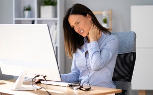 Tư thế tốt cho cổ và lưng khi sử dụng điện thoại, máy tính