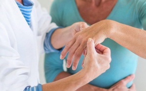 Vì sao viêm khớp dạng thấp thường tái phát khi trời lạnh?