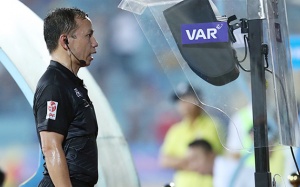 Công nghệ VAR và chuyện muôn thủa của trọng tài