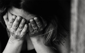 Run tay khi lo âu: Nguyên nhân do đâu và làm sao cải thiện?