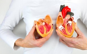 Hẹp van tim: Tại sao người điều trị bằng thuốc, người phải phẫu thuật?