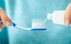 Có nên đánh răng sau khi ăn bữa trưa?