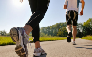 Bạn nên đi bộ hay chạy bộ?