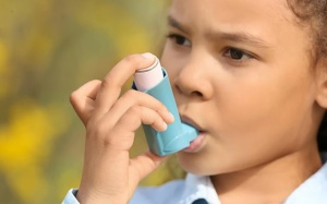 Trẻ bị hen suyễn ảnh hưởng đến trí nhớ thế nào? 