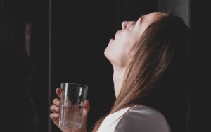 Infographic: Cách dùng tinh dầu để cải thiện tình trạng đau họng