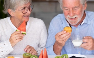 Giúp người cao tuổi giảm táo bón bằng bữa phụ giàu chất xơ 