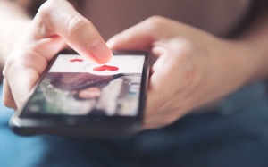 Các ứng dụng hẹn hò làm tăng hành vi tình dục nguy hiểm?