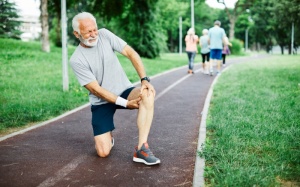 Vì sao người già bị đứt dây chằng đầu gối?