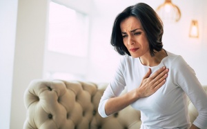 Tại sao nữ giới trải qua các triệu chứng đau tim khác với nam giới?