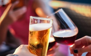 Bia và rượu, thứ nào hại hơn?