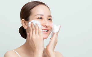Infographic: Da dầu mụn nên chọn sữa rửa mặt nào?