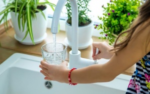 Uống 8 cốc nước mỗi ngày, liệu có tốt?